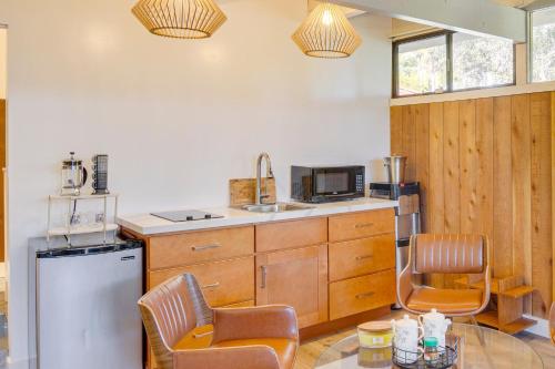 Dapur atau dapur kecil di Less Than 1 Mi to Beach and Pepperdine Airy Malibu Studio