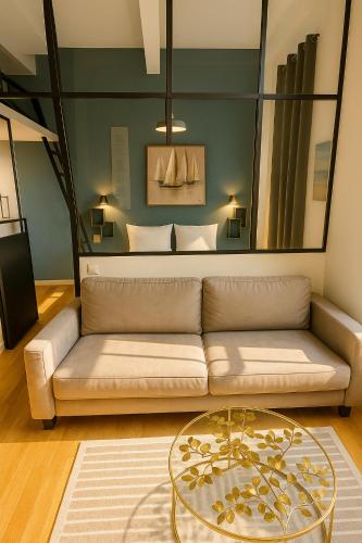 un salon avec un canapé et une table en verre dans l'établissement Old City Appartement of Nice, à Nice