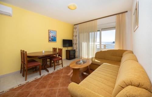 Cozy Apartment In Okrug Gornji