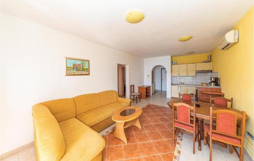 Cozy Apartment In Okrug Gornji