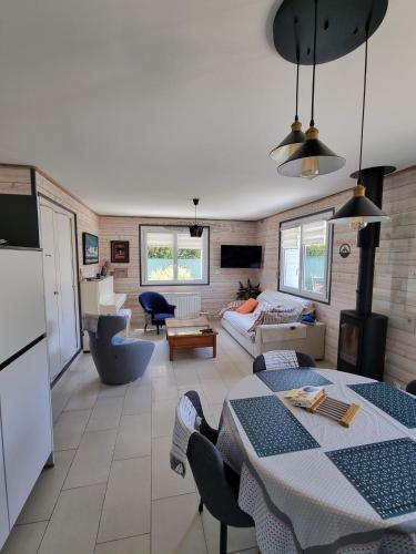 une cuisine et un salon avec une table et des chaises dans l'établissement L'écume de mer, véritable maison de vacances à 500 m des plages, à Saint-Malo