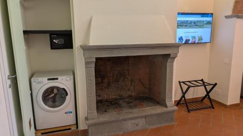a washer and dryer in a room with a fireplace at Agriturismo Amici Miei in Marliano