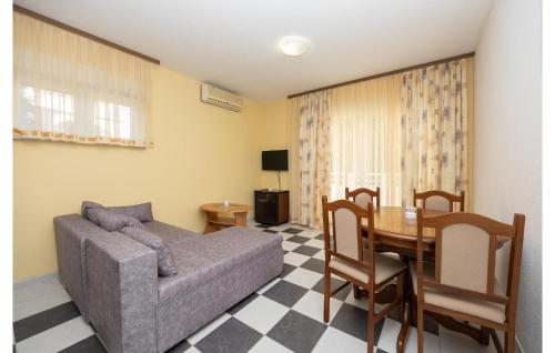 Awesome Apartment In Okrug Gornji