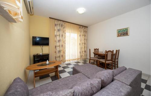 Awesome Apartment In Okrug Gornji