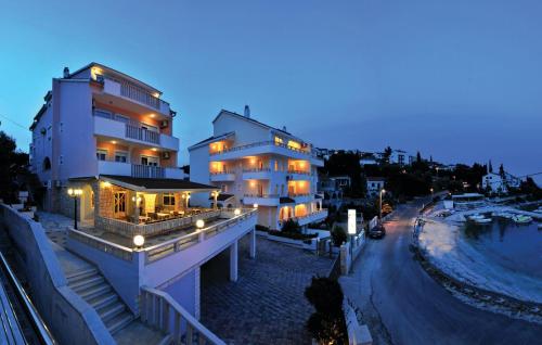 2 Bedroom Beautiful Apartment In Okrug Gornji