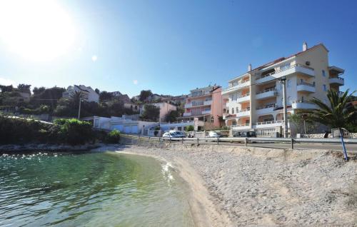 2 Bedroom Beautiful Apartment In Okrug Gornji