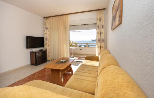 2 Bedroom Beautiful Apartment In Okrug Gornji