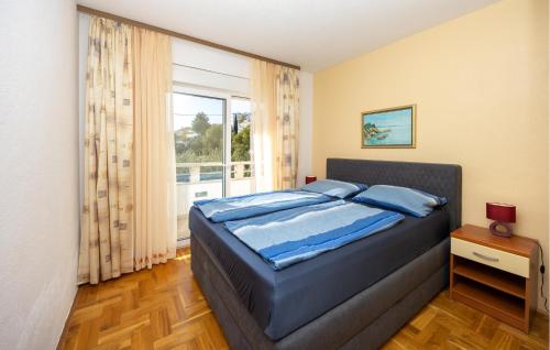 2 Bedroom Beautiful Apartment In Okrug Gornji