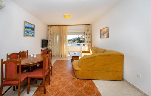 2 Bedroom Beautiful Apartment In Okrug Gornji