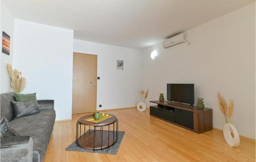 Lovely Apartment In Okrug Gornji With Wifi