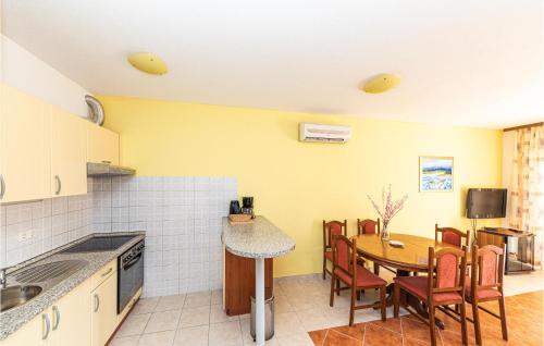 2 Bedroom Beautiful Apartment In Okrug Gornji