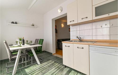 Lovely Apartment In Okrug Gornji With Wifi