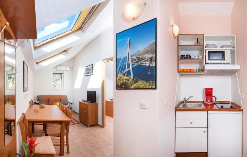 ครัวหรือมุมครัวของ Awesome Apartment In Baska Voda
