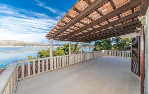 4 Bedroom Awesome Home In Okrug Donji