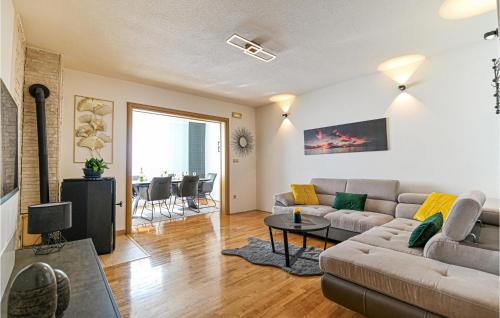Awesome Apartment In Okrug Gornji With Wifi