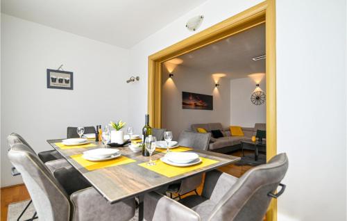 Awesome Apartment In Okrug Gornji With Wifi