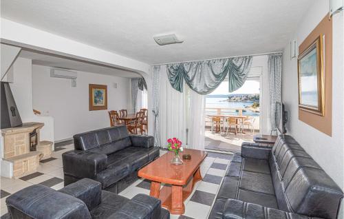 3 Bedroom Nice Apartment In Okrug Gornji