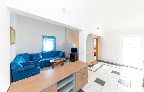 3 Bedroom Nice Apartment In Okrug Gornji