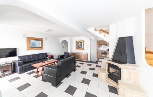 3 Bedroom Nice Apartment In Okrug Gornji
