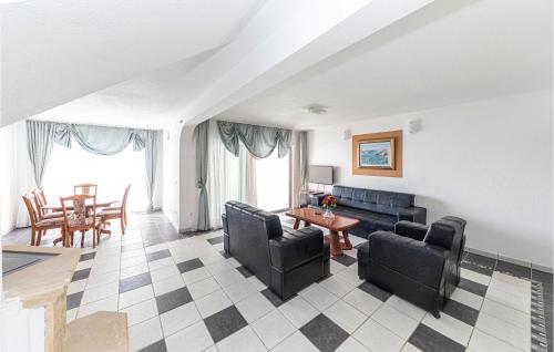 3 Bedroom Nice Apartment In Okrug Gornji