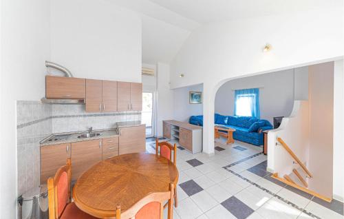 3 Bedroom Nice Apartment In Okrug Gornji