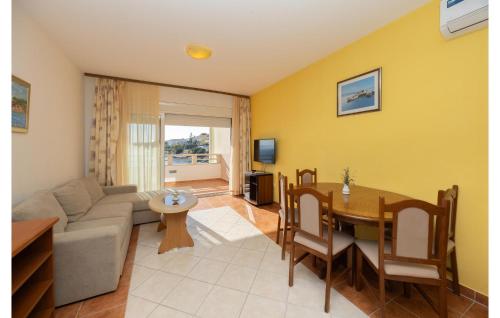 2 Bedroom Stunning Apartment In Okrug Gornji