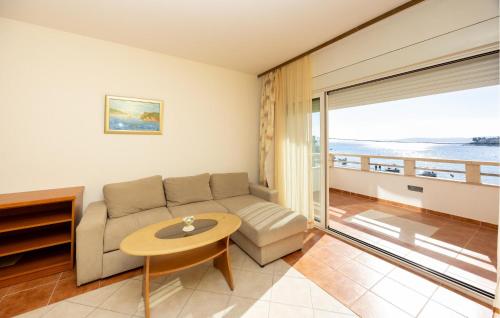 2 Bedroom Stunning Apartment In Okrug Gornji