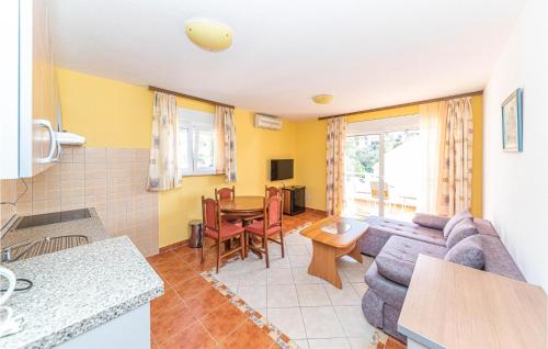 1 Bedroom Nice Apartment In Okrug Gornji
