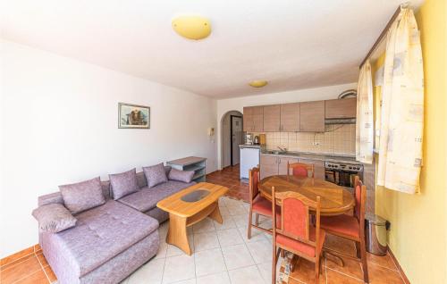 1 Bedroom Nice Apartment In Okrug Gornji