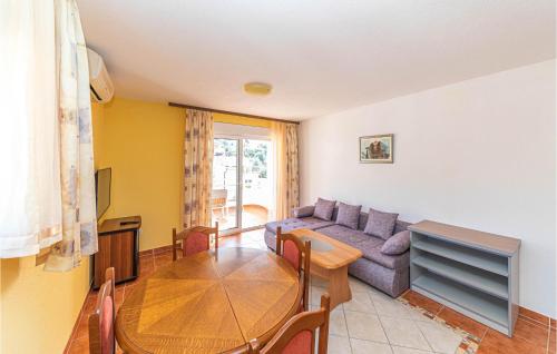 1 Bedroom Nice Apartment In Okrug Gornji