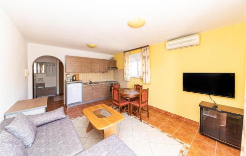 1 Bedroom Nice Apartment In Okrug Gornji