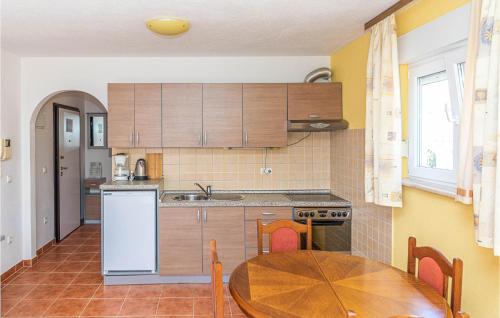 1 Bedroom Nice Apartment In Okrug Gornji