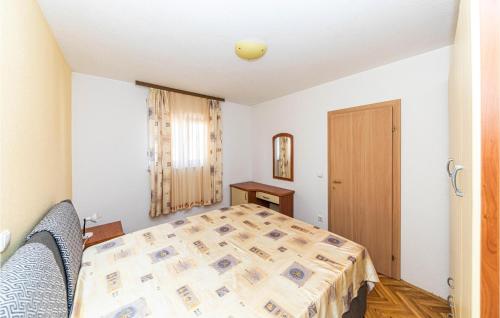 1 Bedroom Nice Apartment In Okrug Gornji