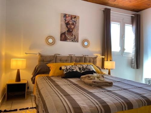 a bedroom with a bed with a cat laying on it at Les Alizés 3 chambres et piscine Les Anses d Arlet in Les Anses-dʼArlets
