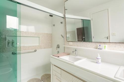 a bathroom with a sink and a shower at Cobertura com linda vista da praia do Pêpe in Búzios