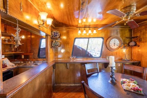 Η κουζίνα ή μικρή κουζίνα στο Captain's Corner Newport Belle