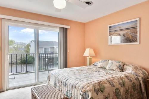 une chambre avec un lit et une grande fenêtre dans l'établissement Scarborough village 308, à Rehoboth Beach