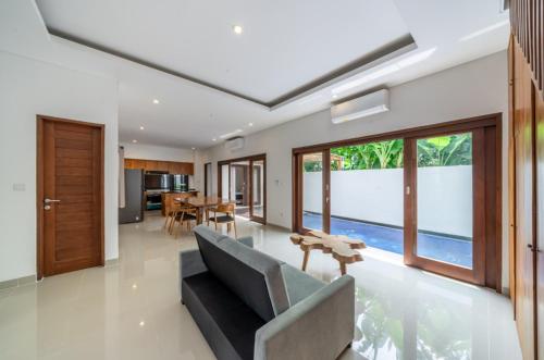 a living room with a couch and a table at Villa Rayna in Mantaak