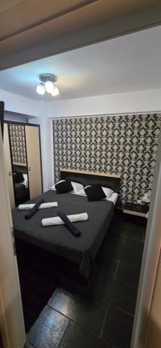 a bedroom with a bed with towels on it at Paula in Curtea de Argeş
