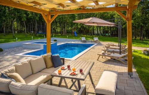 Bazén v ubytování Cozy Home In Gornji Vinjani With Wi-Fi nebo v jeho okolí