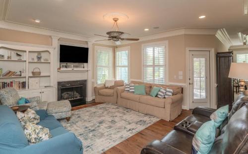 Χώρος καθιστικού στο 18 Fiddlers Cove Dr - 5 Bed/4 Bath w/ Resort Access & Golf Cart!