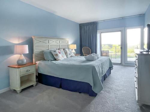 une chambre avec un lit et une grande fenêtre dans l'établissement 1824 Beachside Tennis at The Sea Pines Resort, à Île de Hilton-Head