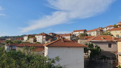 Το κτήριο όπου στεγάζεται  η παραθεριστική κατοικία