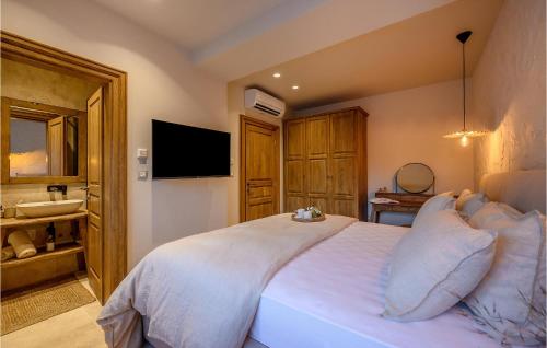 a bedroom with a large white bed and a bathroom at Gorgeous Home In Cera With Wifi 