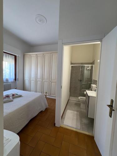 a bedroom with a bed and a bathroom at Appartamento Magnolia in Mercatale Val Di Pesa