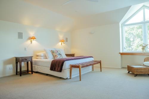 ラッセルにあるRussell Wharf House - York Street Apartmentのベッドと窓のある白い寝室