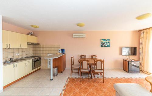 Stunning Apartment In Okrug Gornji With Wifi
