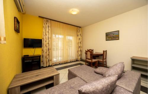 1 Bedroom Nice Apartment In Okrug Gornji