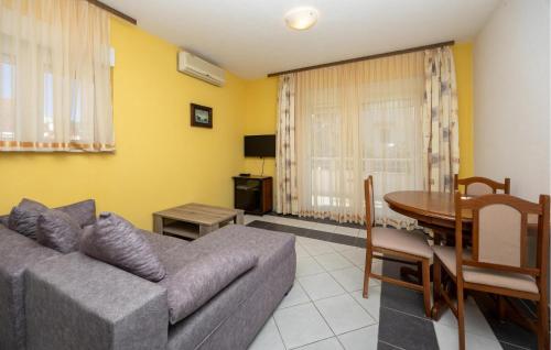 1 Bedroom Nice Apartment In Okrug Gornji