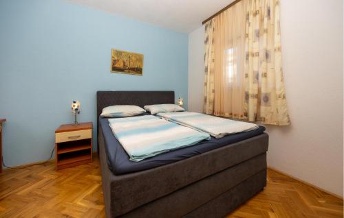 1 Bedroom Nice Apartment In Okrug Gornji